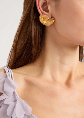 JLC STATEMENT SEASHELL STUD EARRINGS